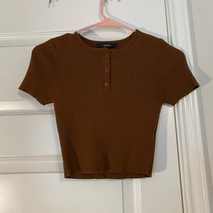 Brown button crop👚